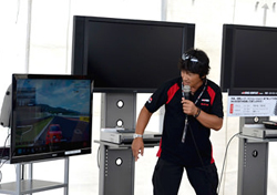 今回、予選後に「CAN-Gateway ECU」を用いて、影山正彦選手によるドライビングレッスンが行なわれた