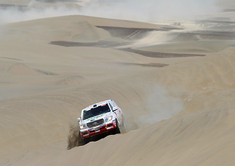 硬いグラベル（砂利）、フェシュフェシュ（パウダー状の砂）、砂丘と続くコースの抜け方を冷静に見据えながら走行する1号車
