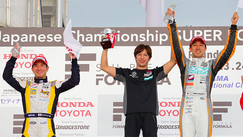 悲願のトップフォーミュラ初勝利となった石浦宏明と立川祐路監督、2位で初表彰台を獲得した小林可夢偉