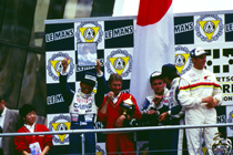小河等の遺影を持ち、2位表彰台に立った3選手(1992年）
