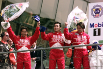 2位表彰台に立った左から土屋圭市、鈴木利男、片山右京(1999年）