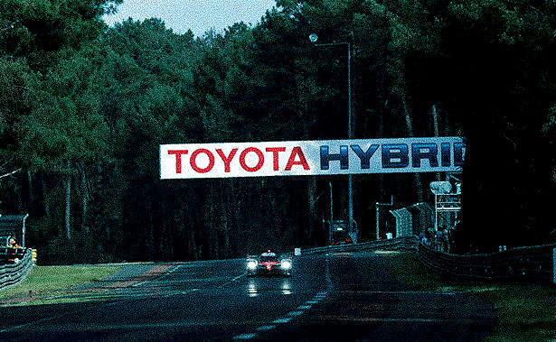 TS050 HYBRID #7 Passing through TOYOTA HYBRID sign
