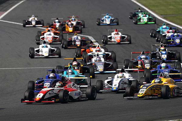 FIA-F4 第10戦のスタートシーン