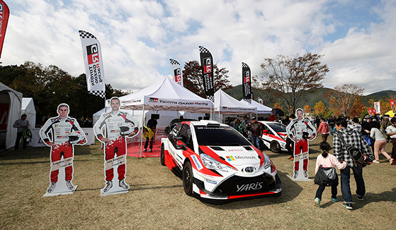 TOYOTA GAZOO Racing PARKでは、WRC参戦車両「ヤリスWRCレプリカ」の展示（写真）やトークショーに多くの人が集まった。また、子供も参加できるイベントは家族連れからも好評を博した。
