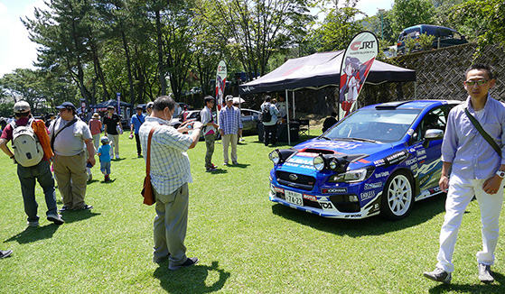 ラリーパークには、多数の展示車両を準備。TOYOTA GAZOO Racing ブースのYaris WRCレプリカも見逃せない。