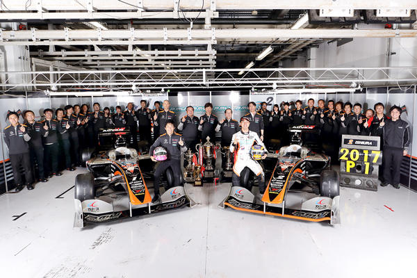 2017年のスーパーフォーミュラドライバーズチャンピオンに輝いた石浦宏明と、2年連続のチームタイトルを獲得したP. MU / CERUMO・INGING