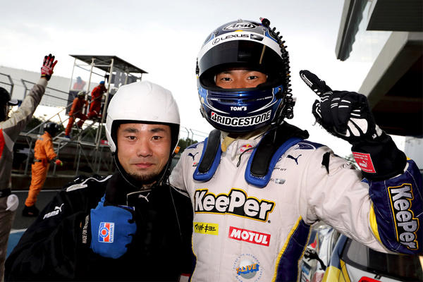 ポールポジション獲得を喜ぶKeePer TOM'S LC500の平川亮とメカニック