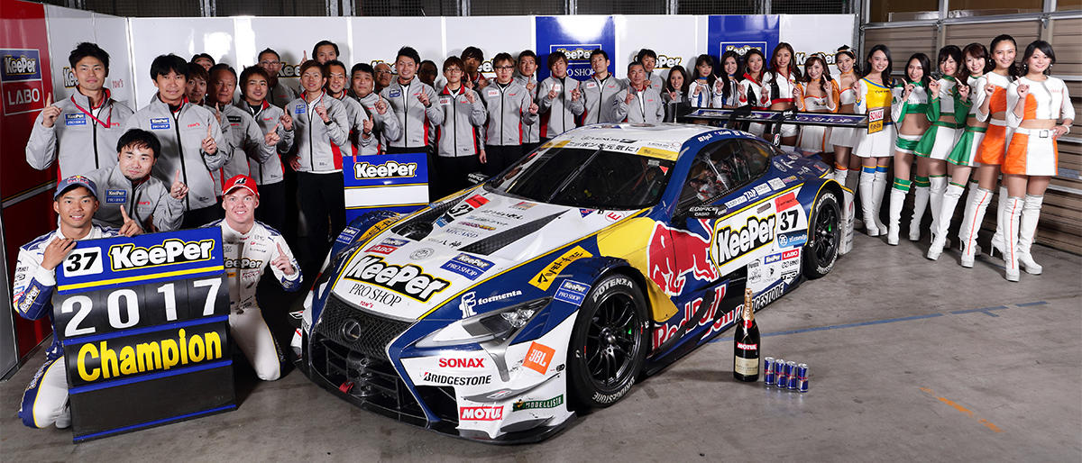 シリーズチャンピオンを獲得したLEXUS TEAM KeePer TOM'Sの平川亮／ニック・キャシディ、チームスタッフ、レースクイーンたち