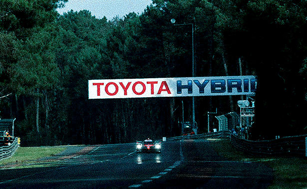 TOYOTA HYBRIDの看板を通過するTS050 HYBRID 7号車