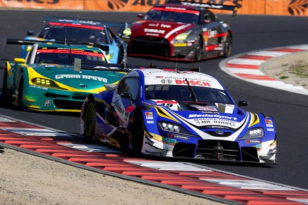 SUPER GTはGT500とGT300という速度差のある2クラスの車両が混走する
