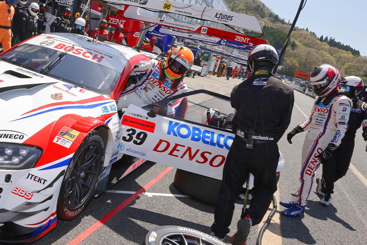 SUPER GTは2名のドライバーが交代してレースを行う