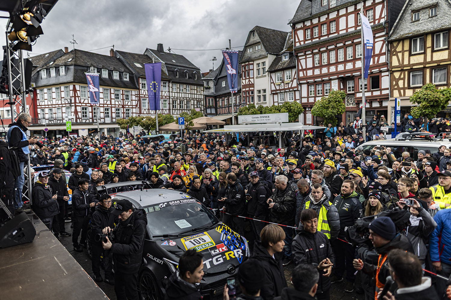 Many visitors gathered on Adenauer Racing Day