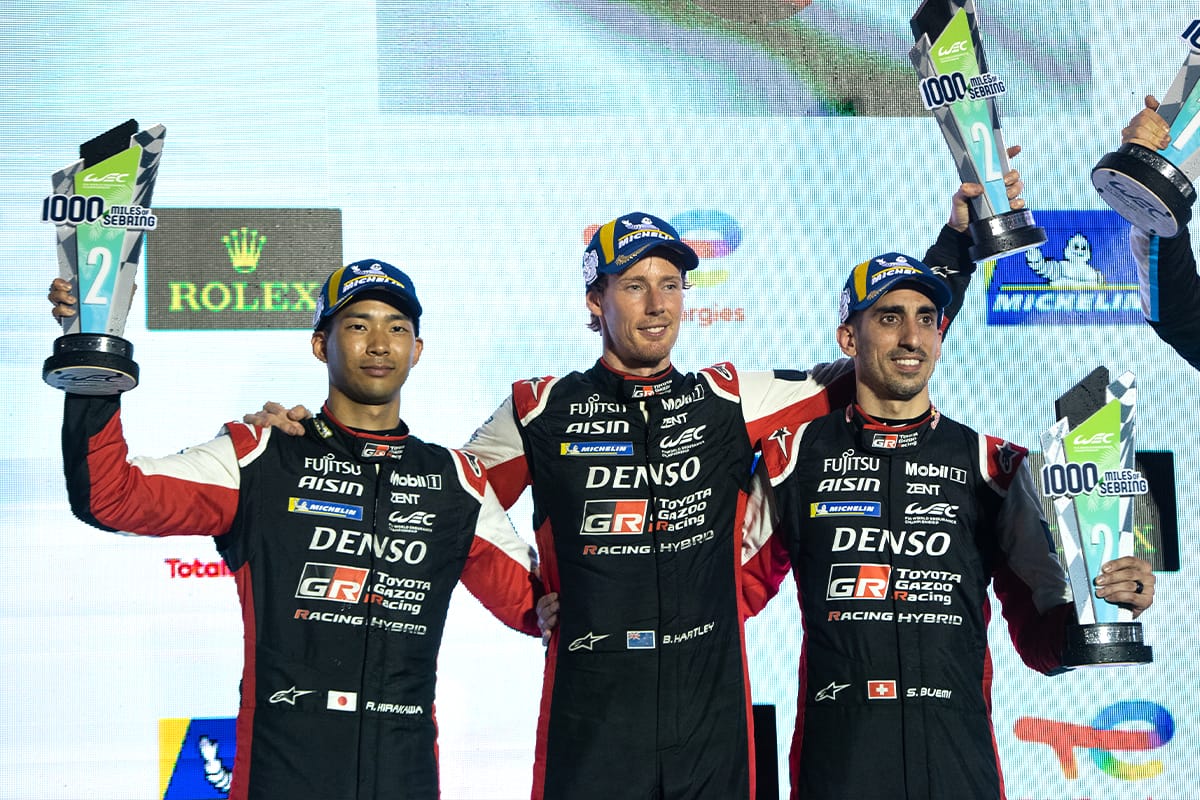 Ryo Hirakawa, Brendon Hartley, Sébastien Buemi di podium