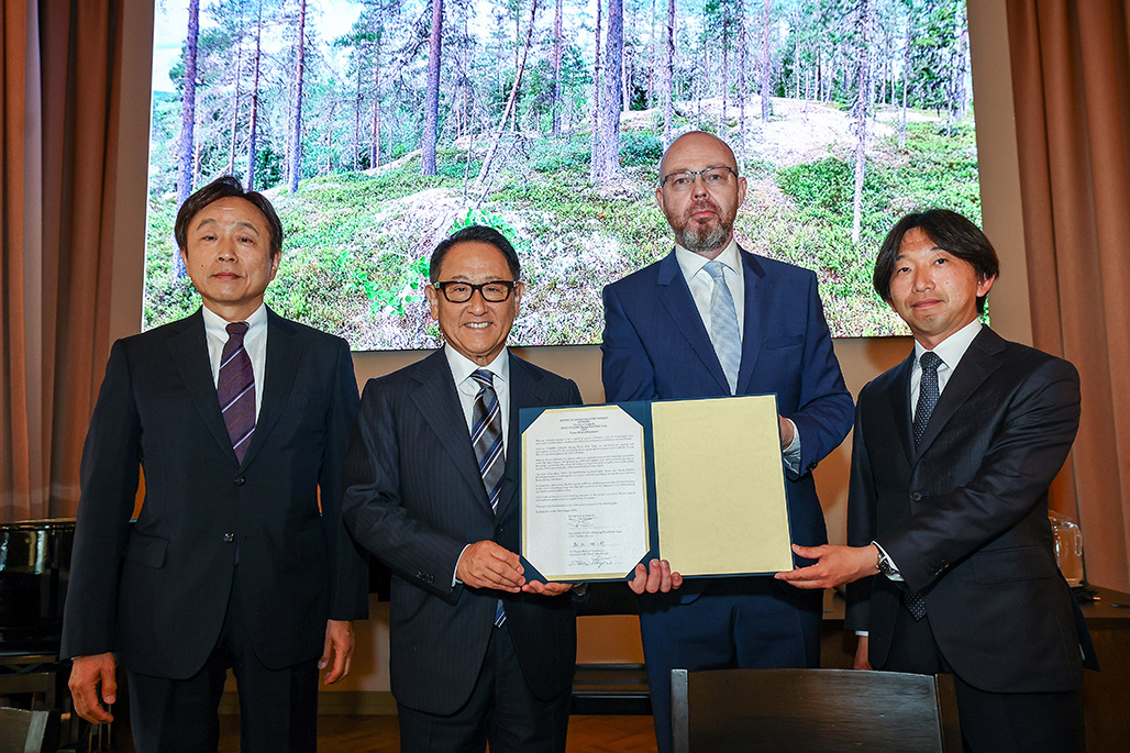 (Left to right)  Shigeru Hayakawa, Deputy Chairman of Board Directors of TMF, Akio Toyoda, Chairman of Board Directors of TMF, Timo Koivisto, Mayor of Jyväskylä, Yuichiro Haruna, CEO of TGR-WRT