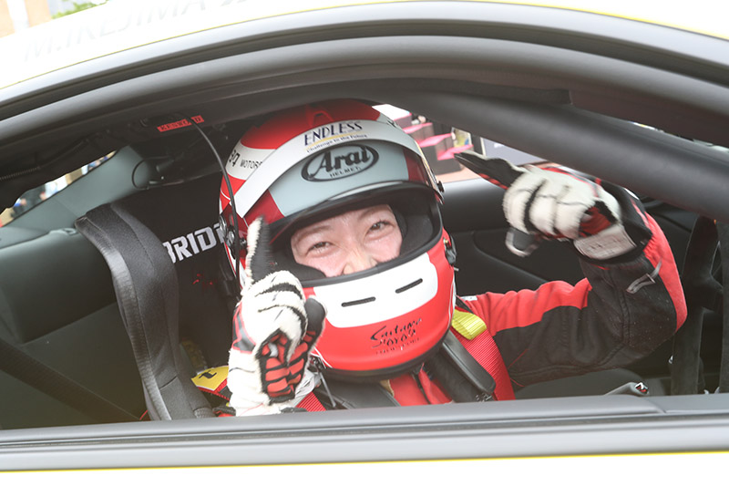 トップでチェッカーを受けて初優勝を飾った池島選手