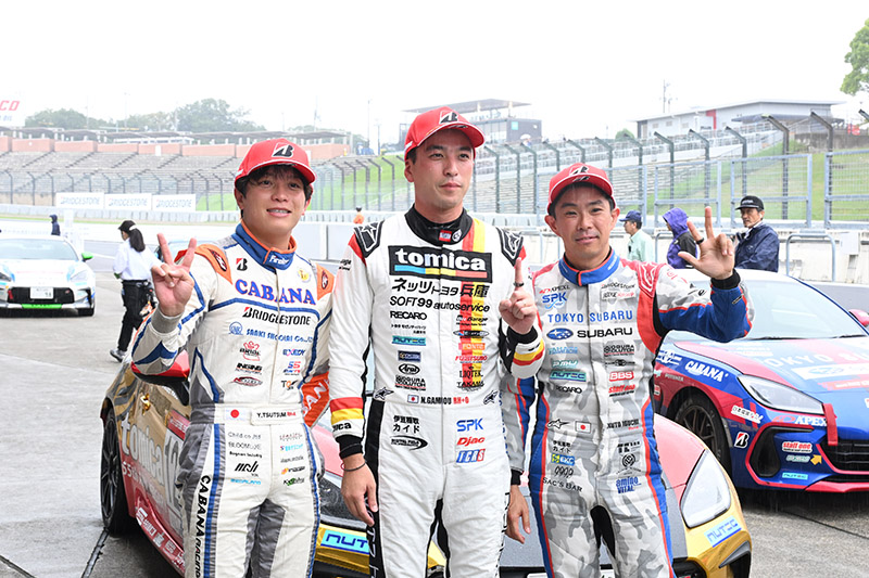 前戦鈴鹿で、2019年以来の勝利を飾った蒲生尚弥選手（中央）、２位 堤優威選手（左）、３位 井口卓人選手（右）