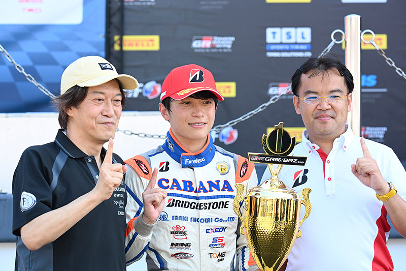 2025年プロフェッショナルシリーズ参戦8年目となる♯7堤優威選手が初のシリーズチャンピオンを獲得（写真中央）