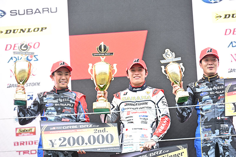 ファステストラップを記録して今季初優勝した堤選手（中央）