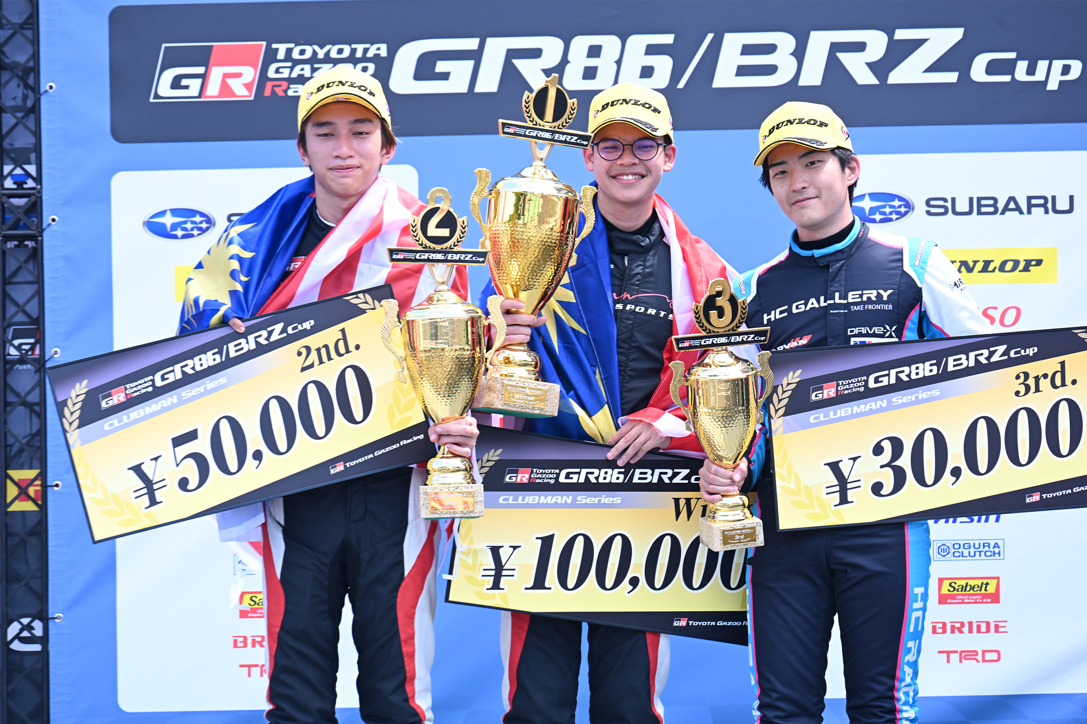 第3戦SUGO表彰台でのナキブ・アズラン選手とアメー・ハリス選手 、3位の太田優希選手
