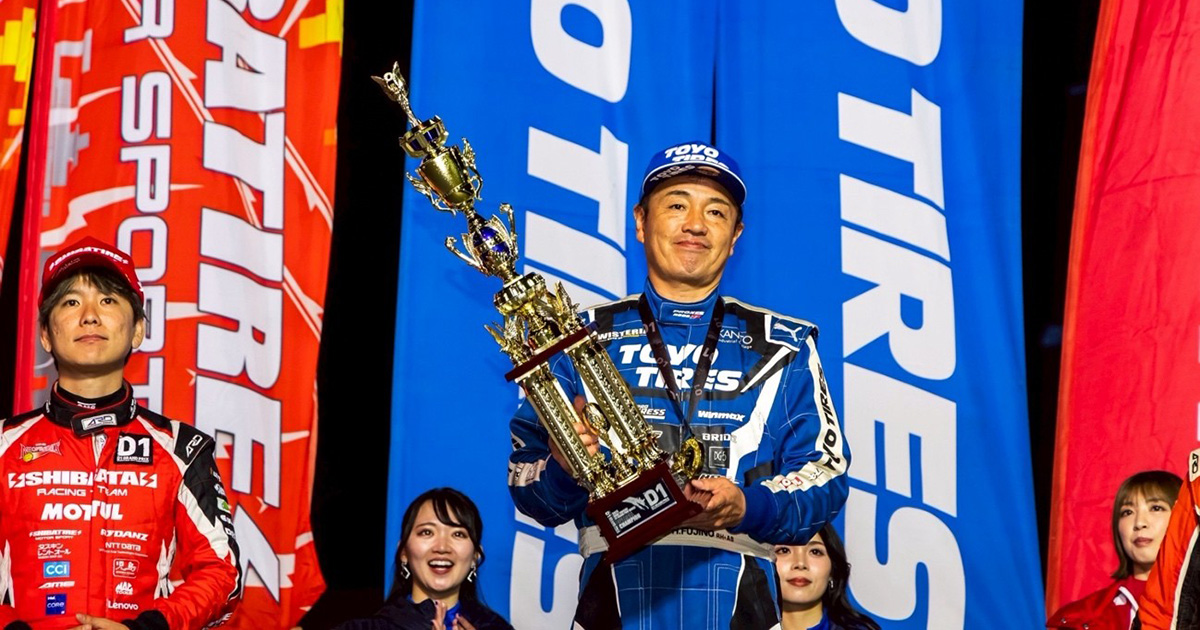 木下隆之のクルマ連載コラム 400LAP「静けさの奥で燃えるもの──藤野秀之が魅せたD1グランプリ逆転劇」
