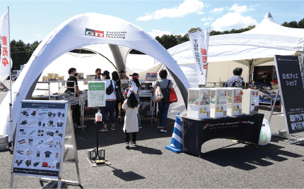 応援グッズをゲットしてサーキットを満喫