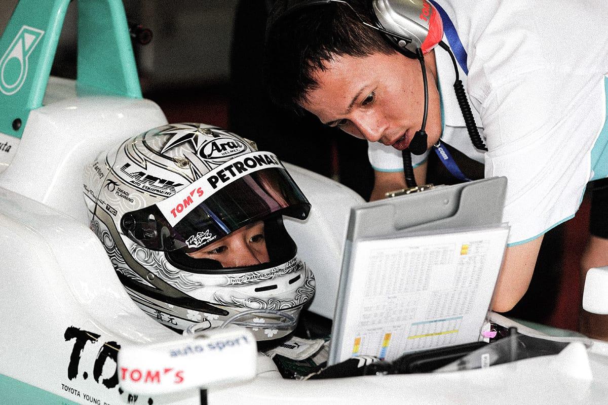 2013年 全日本F3選手権、エンジニアとデータを見ている勝田貴元