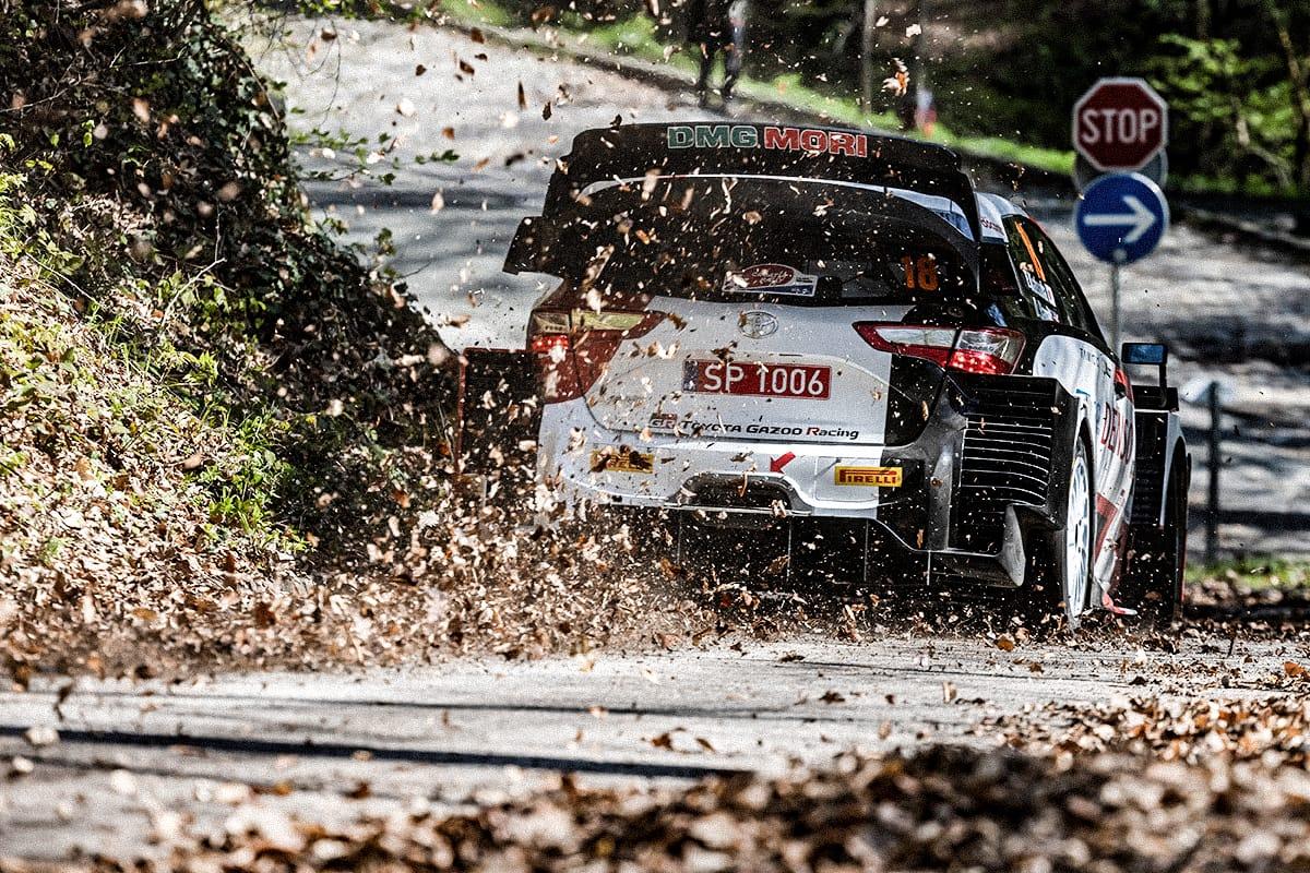 難しい路面コンディションの中、走行するヤリス WRC