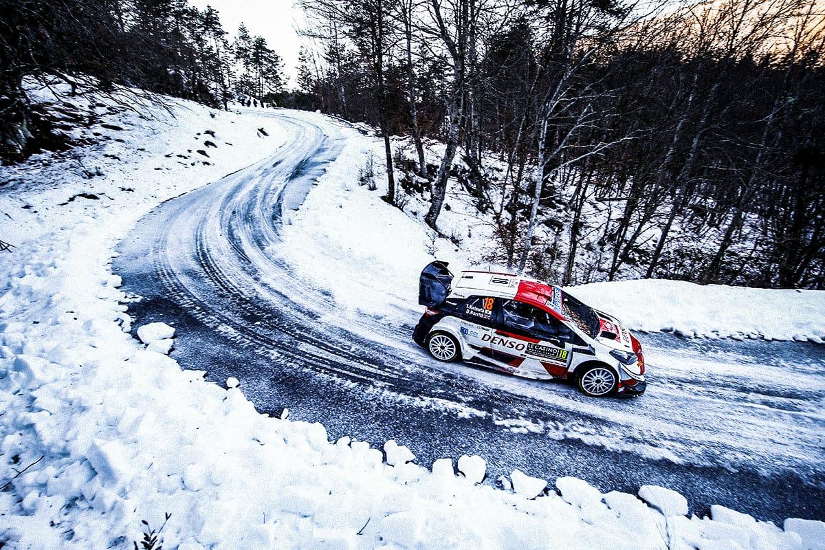 ラリー・モンテカルロで雪の中を走行するヤリス WRC