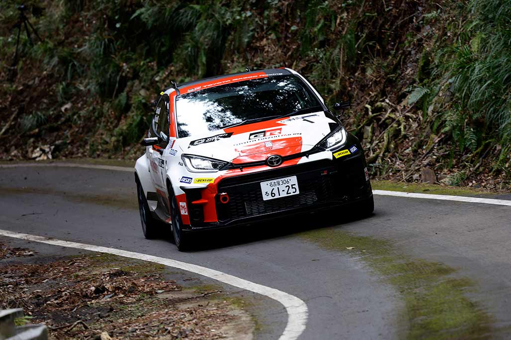 苔が生えた滑りやすい路面を走る勝田範彦/木村裕介組のGR YARIS GR4 Rally