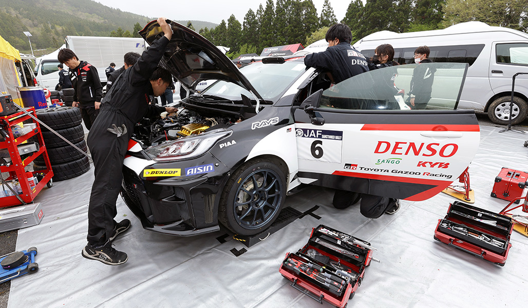 ラリーに向けGR YARIS GR4 Rally DATを整備する凄腕技能養成部メカニックたち