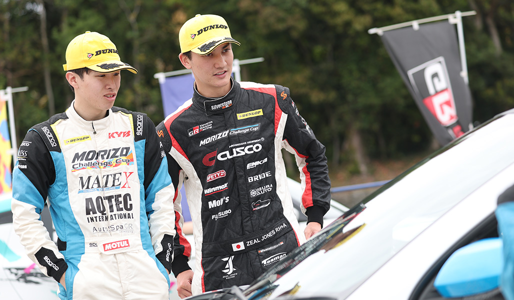 情報交換をする稲葉選手とジョーンズ選手 選手たちは切磋琢磨し、一戦ごとに成長する