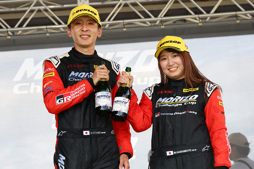 本大会優勝の大竹直生選手/橋本美咲選手。MCC暫定チャンピオンを決めシャンパンファイトを行った。