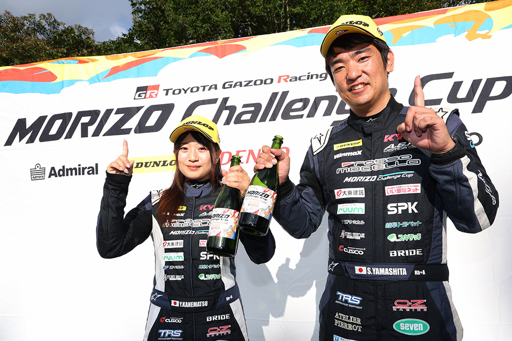 女性ドライバー賞の暫定チャンピオンを獲得した兼松選手（左）とコ・ドライバーの山下選手