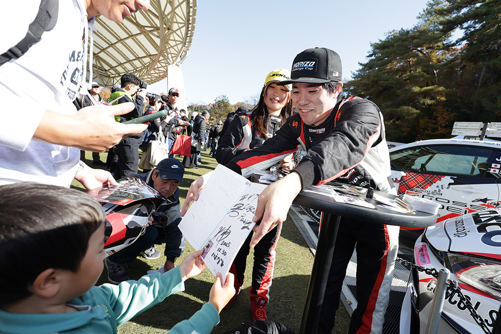 ファン交流イベントではサイン会も実施 選手はファンの皆さまへ日頃の応援の感謝を伝えた