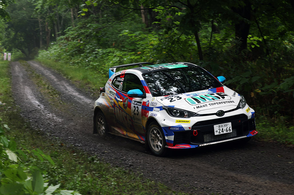 過酷なサバイバルラリーとなった今大会 我慢の走りで2位を獲得した三枝選手/木村選手