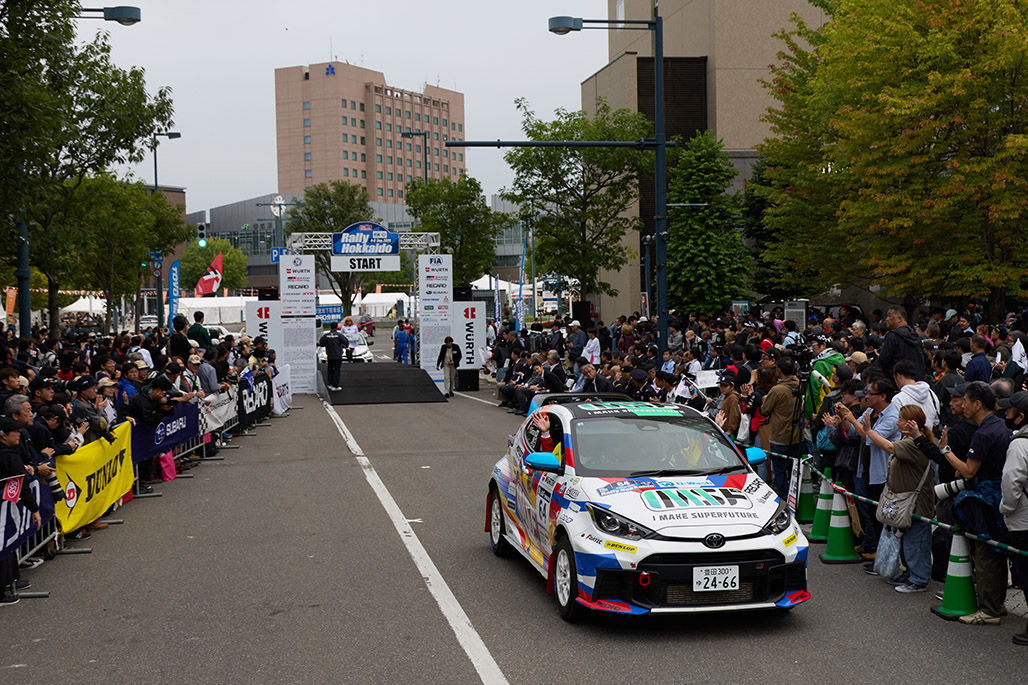 ラリー北海道開催25回目となった今大会大勢に見守られスタートする三枝選手/木村選手