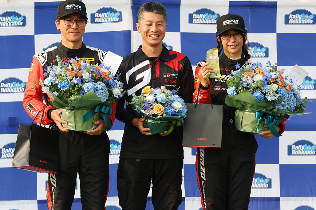平川選手は女性ドライバーチャンピオンを確定 表彰式ではシャンパンファイトも