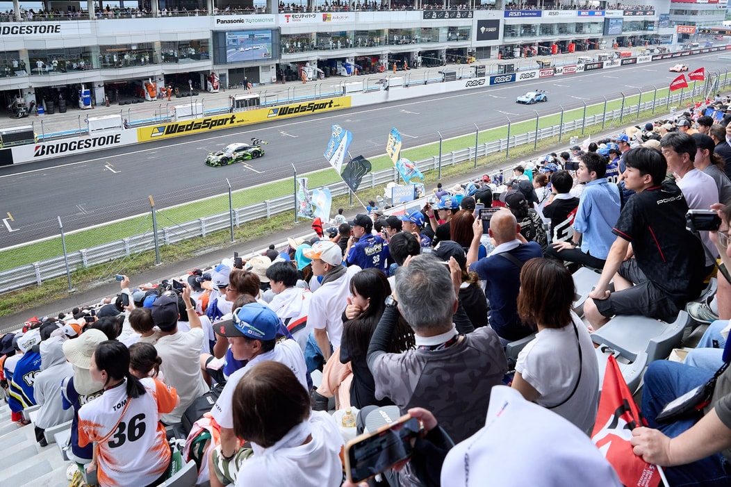 スタンドからレースを観戦するファン