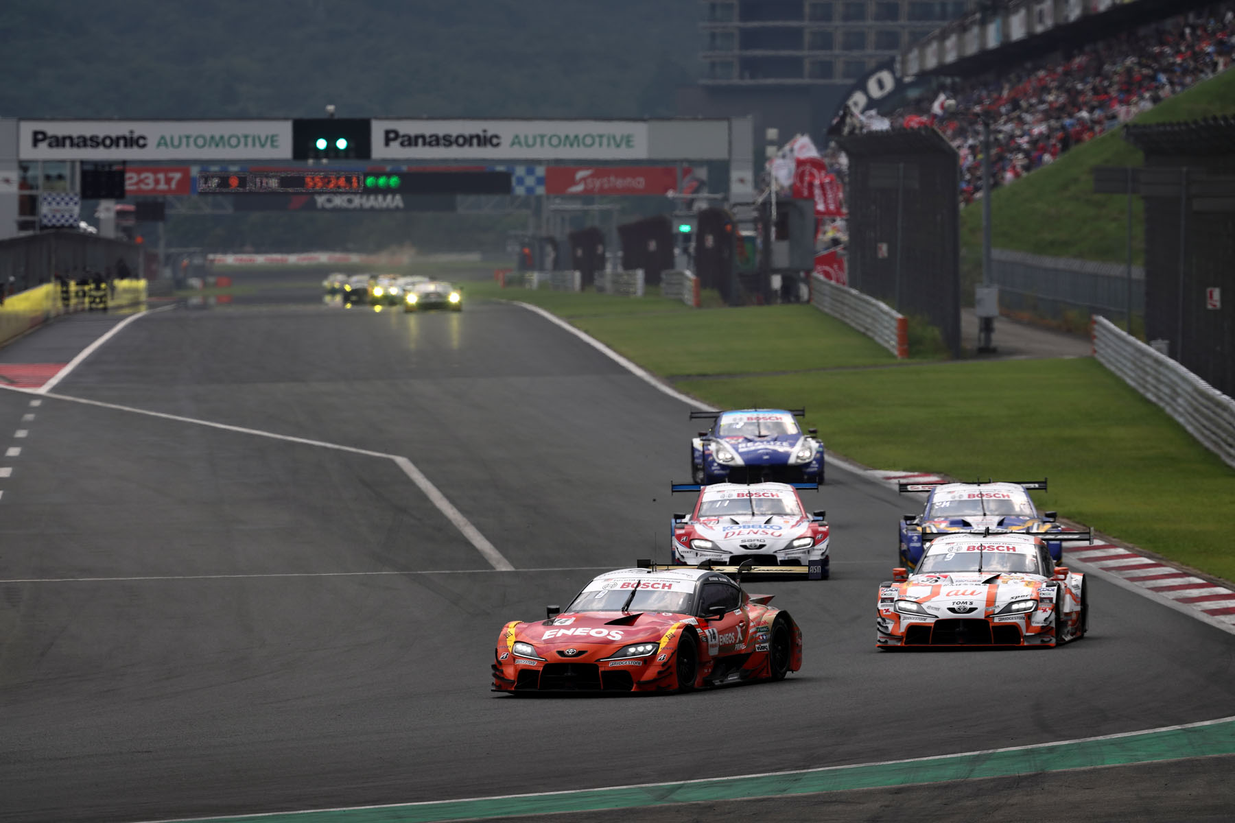 サーキットを走るレース車両