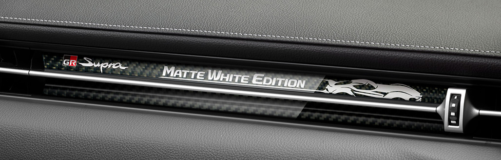 “Matte White Edition” カーボンオーナメント