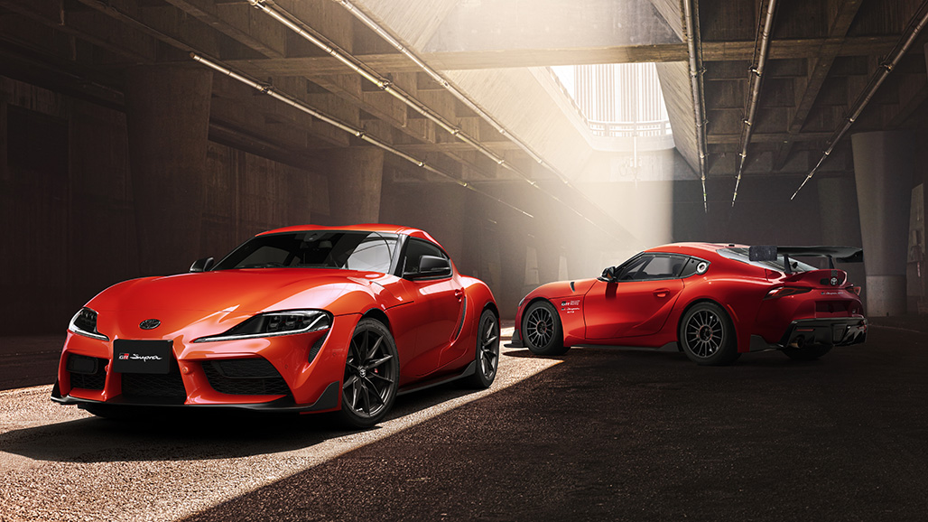 左：スープラ 特別仕様車 “Plasma Orange 100 Edition”／右：GR Supra GT4