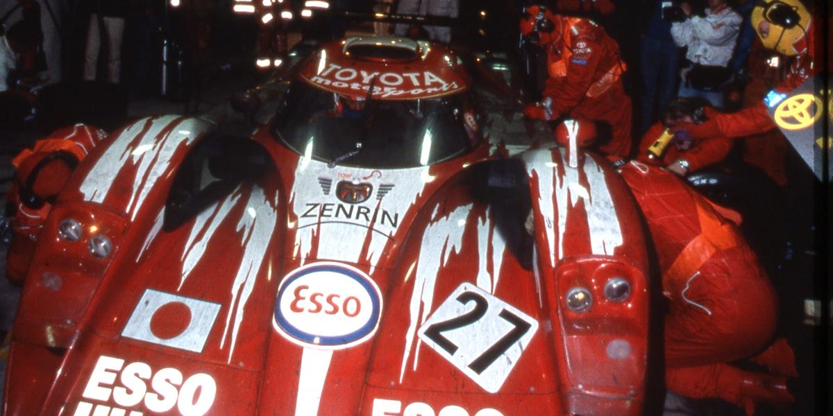 1998年ル・マン24時間レース ピット作業中のTS020 27号車