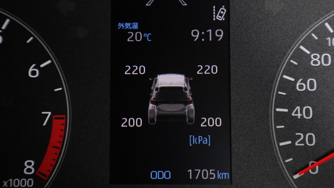 GRヤリスの一部車種など、タイヤ空気圧センサーからの数値がインパネ内の「マルチインフォメーションディスプレイ」に表示される。