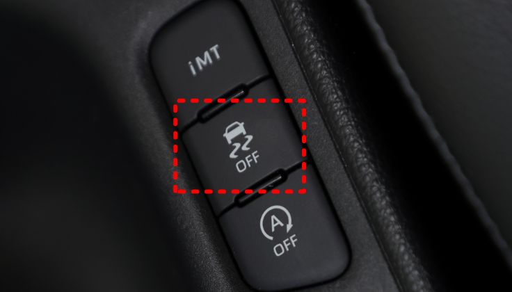 トラクションコントロール(TRC)および横滑り制御機能(VSC)のON/OFFスイッチ例。機能の有無、操作方法等、詳しくは所有車の取扱説明書を必ず参照を。