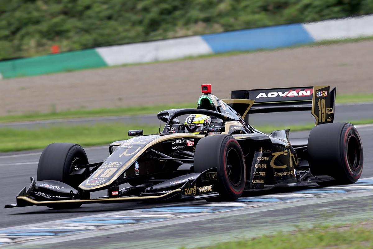 2位に入り2戦連続表彰台を獲得した関口雄飛(carenex TEAM IMPUL #19)