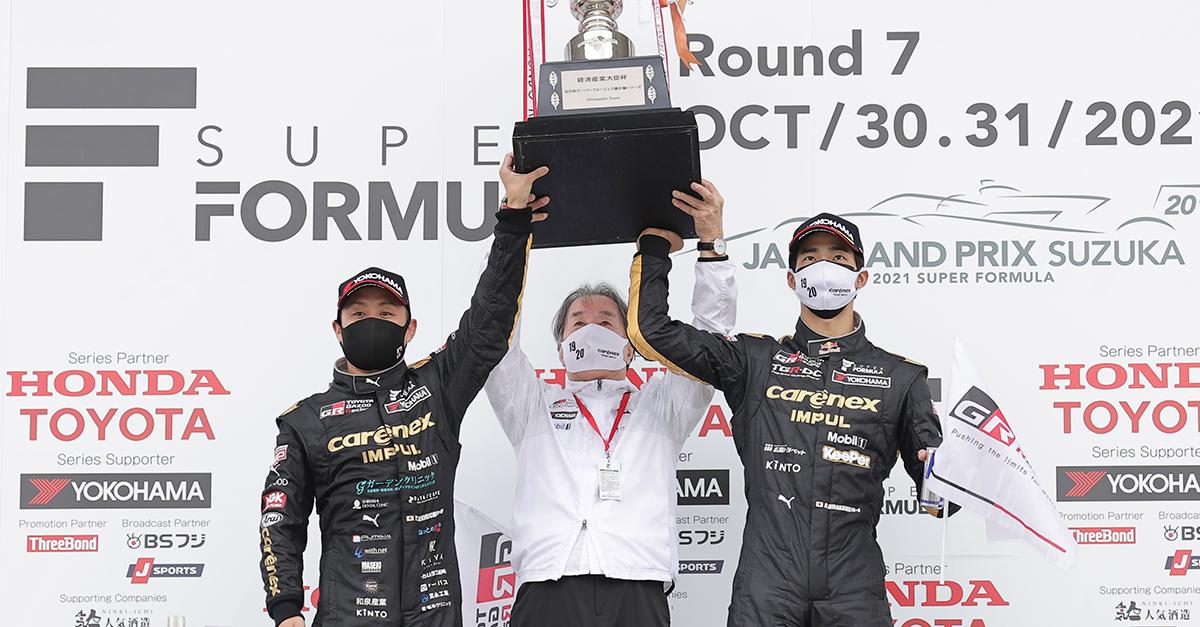 2021シーズンのチームチャンピオンを獲得し喜ぶ関口 雄飛、星野 一義監督、平川 亮