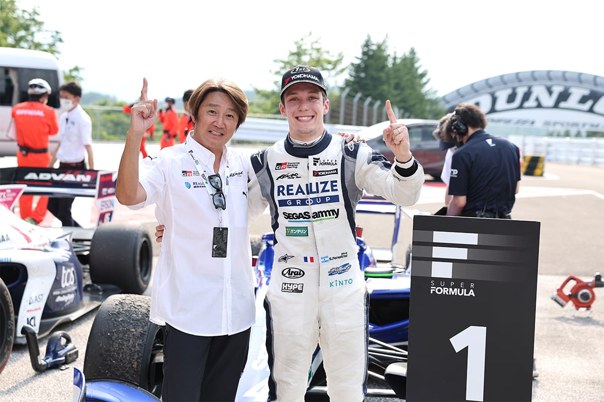 キャリア初勝利を挙げたサッシャ・フェネストラズ（KONDO RACING）と近藤真彦チーム監督