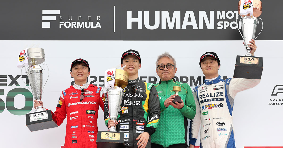 表彰台の模様
左から、2位の野尻智紀（TEAM MUGEN）、優勝した坪井翔（VANTELIN TEAM TOM’S）、VANTELIN TEAM TOM’Sチーム監督の舘信秀、3位の山下健太（KONDO RACING）