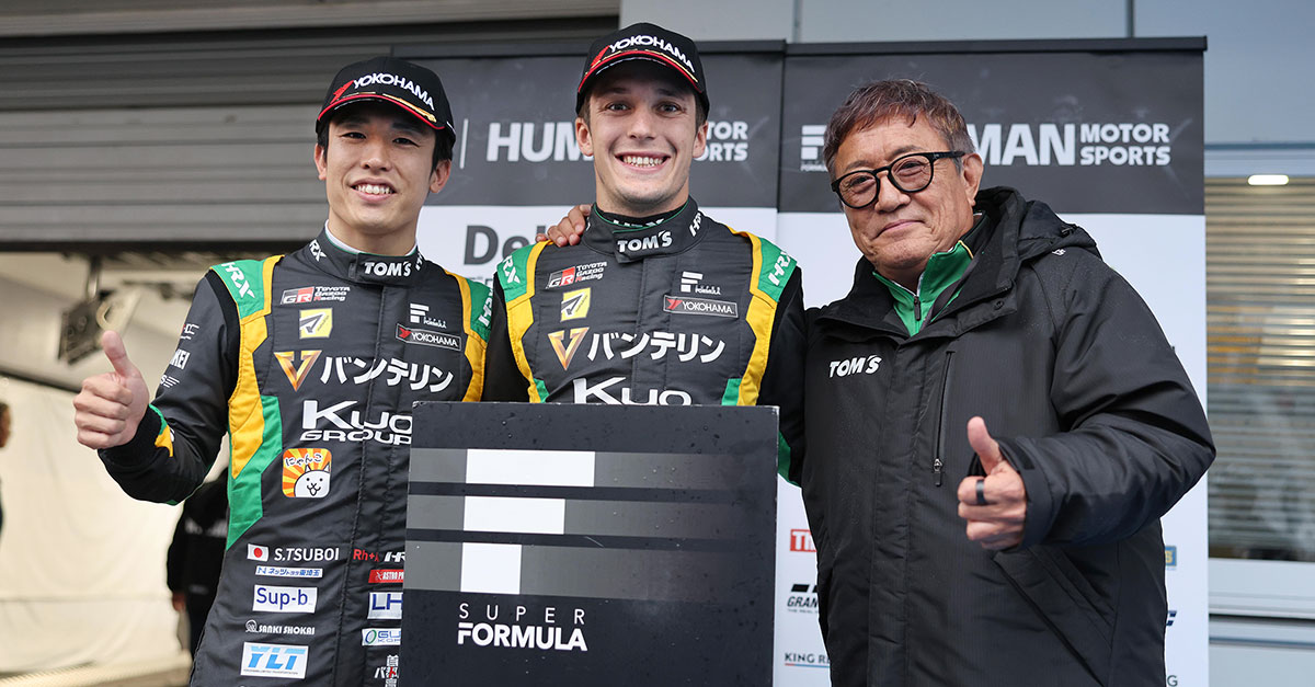 左から第9戦で2位に入った坪井翔(VANTELIN TEAM TOM’S)、優勝したサッシャ・フェネストラズ(VANTELIN TEAM TOM’S)、VANTELIN TEAM TOM’S チーム監督の舘信秀