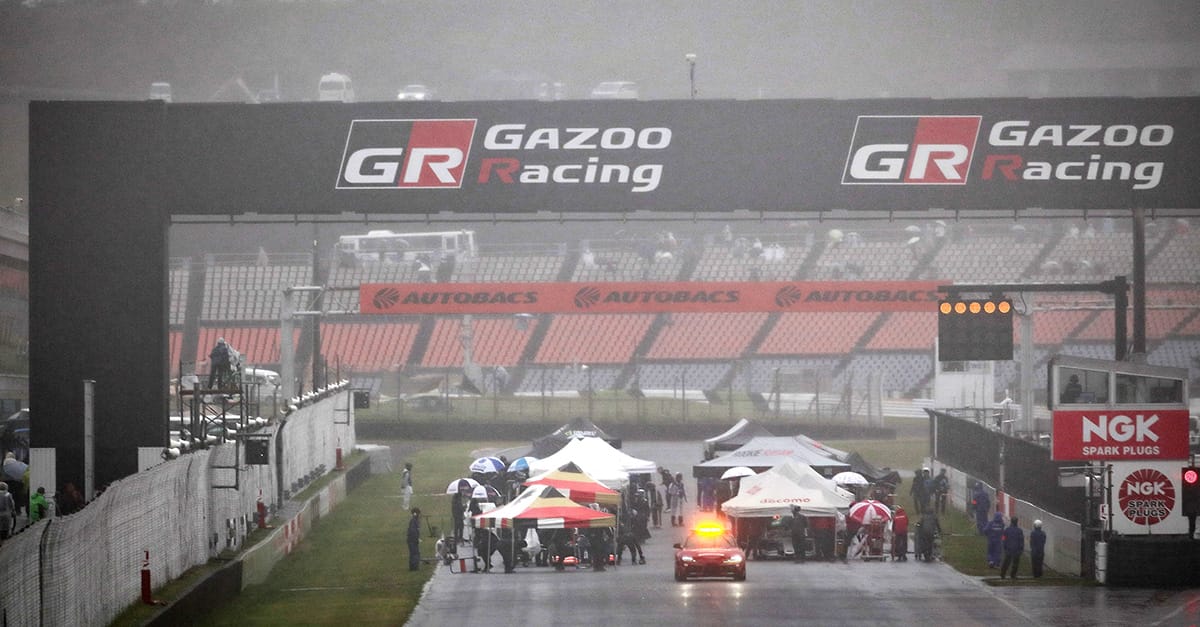 決勝は悪天候のため1周で中断。レースは不成立に